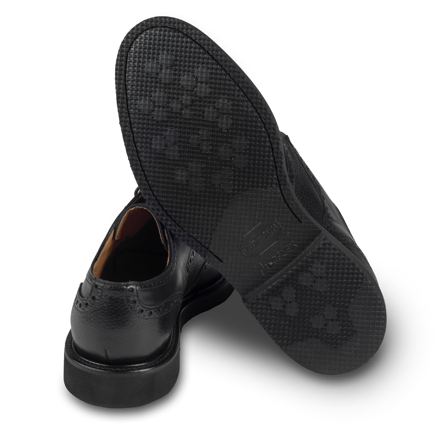 BRECOS – Italienischer Herren Schnür-Halbschuh im Budapester-Stil, schwarz, aus Kalbsleder mit ultraleichter Gummiprofilsohle. Handgefertigt und durchgenäht. Ansicht der Ferse und Sohlenunterseite.