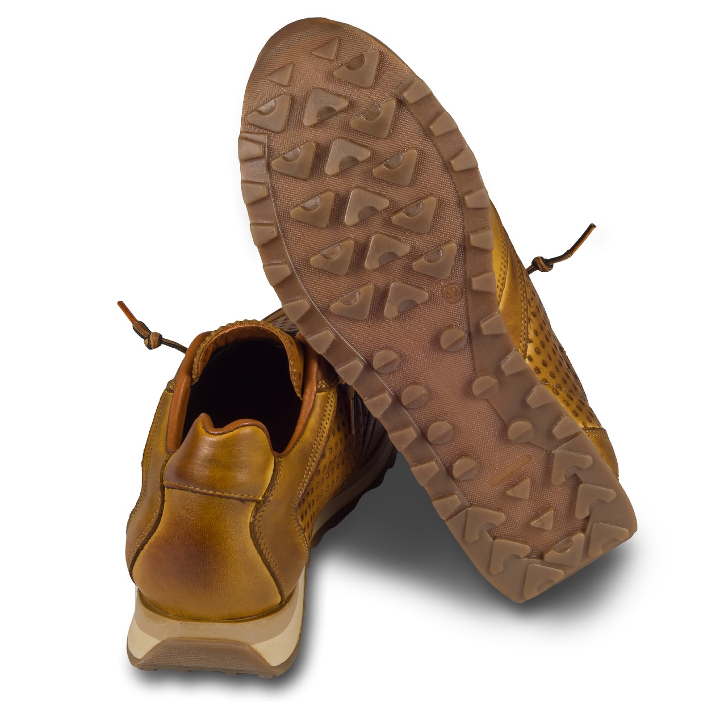 CETTI Herren Kalbsleder Sneaker, Modell „C-848“ in cognak braun (nature tin orujo). Handgefertigt in Spanien. Ansicht der Ferse und Sohlenunterseite.