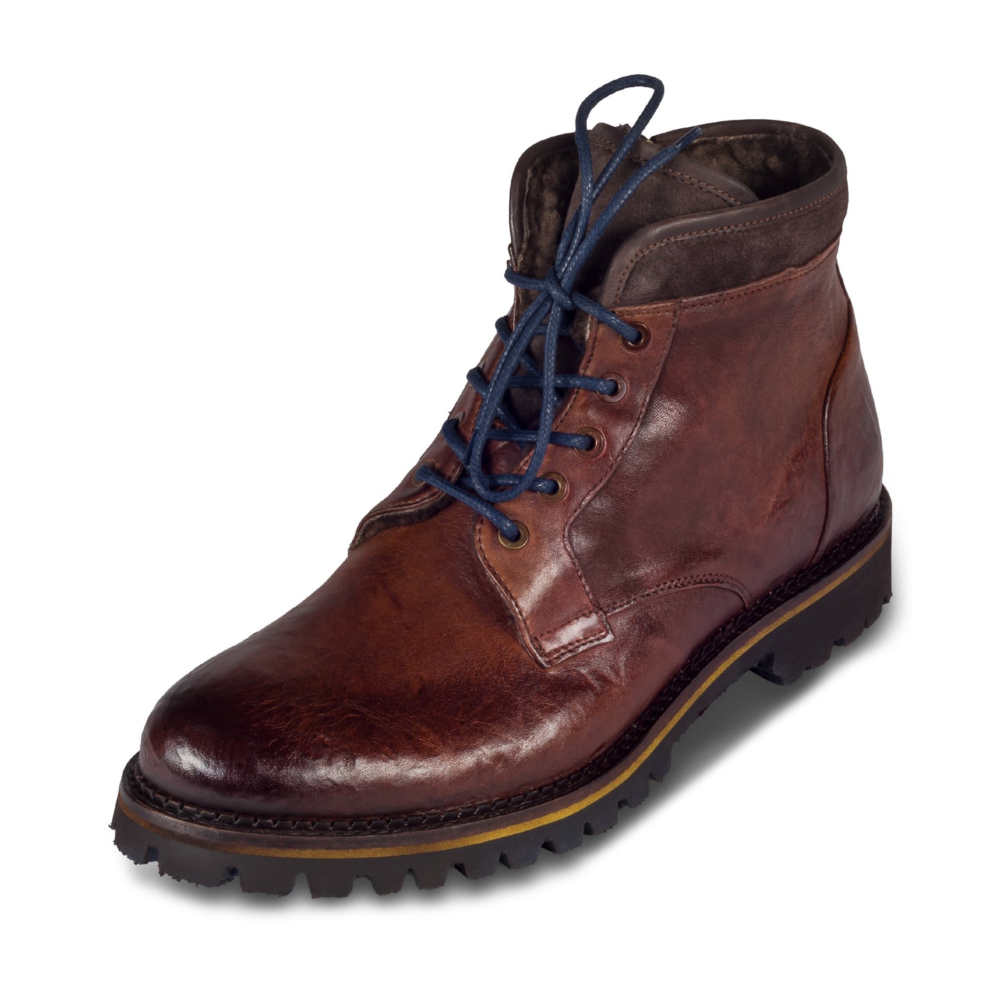 LORENZI Herren Stiefelette mit Lammfell in Braun. Aus Kalbsleder im stonewashed-Verfahren bearbeitet und mit Reißverschluß. Wildleder am Schaft. Handgefertigt in Italien. Schräge Ansicht linker Schuh. Blaue Schnürsenkel.