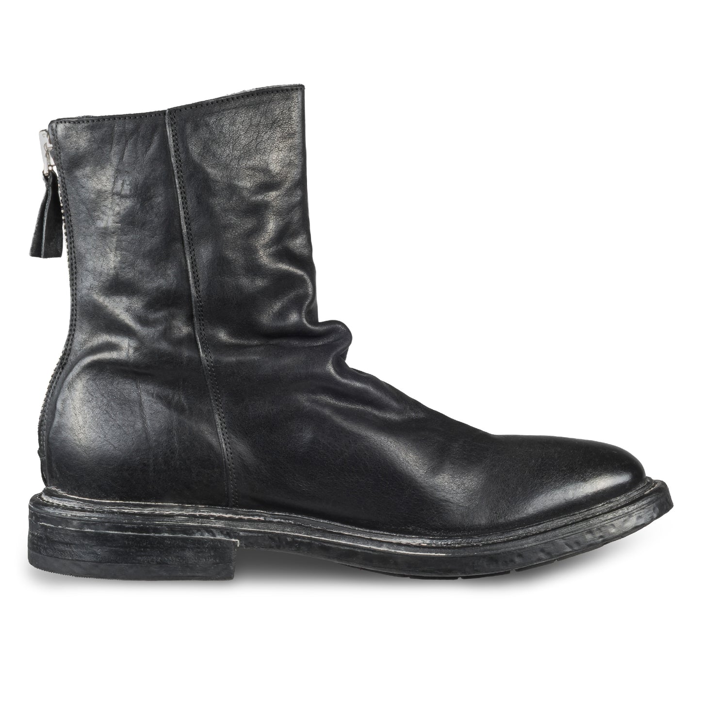 MOMA Stiefelette Herren mit Reißverschluß hinten, schwarzes Kalbsleder im used-Look mit Raffung am Schaft. Handgefertigt / durchgenäht in Italien. Ansicht Innenseite linker Schuh