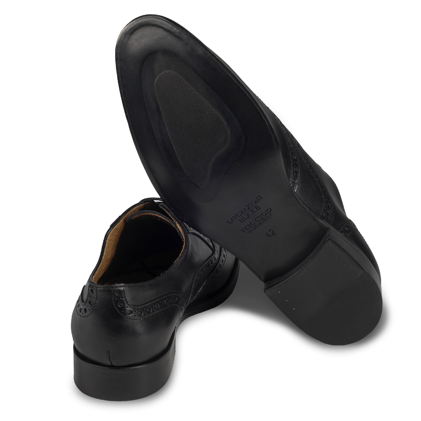 BRECOS Anzugschuhe, Brogue Oxford im Budapester-Stil in schwarz, Durchgenäht. Ansicht der Ferse und Sohlenunterseite. Bei Sisento.