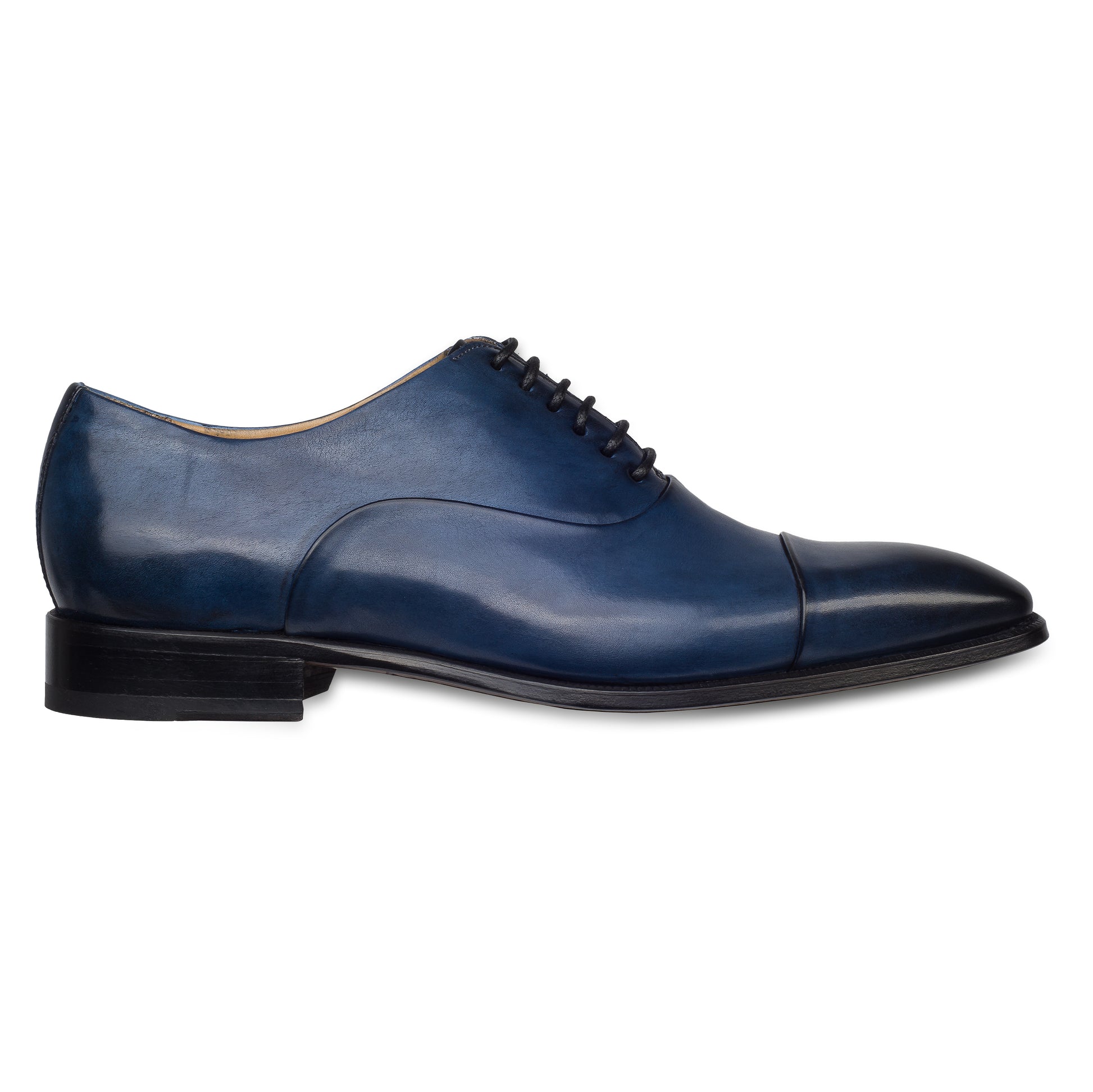 Brecos Anzugschuh,  durchgenähter Captoe Oxford in blau. Ansicht Außenseite rechter Schuh