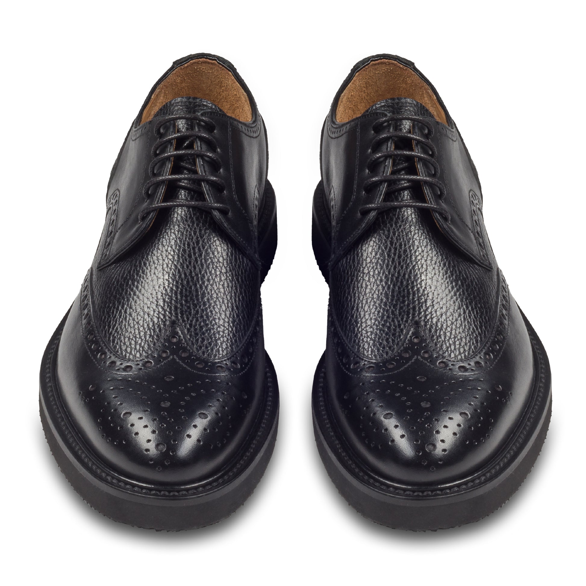 BRECOS – Italienischer Herren Schnür-Halbschuh im Budapester-Stil, schwarz, aus Kalbsleder mit ultraleichter Gummiprofilsohle. Handgefertigt und durchgenäht. Paarweise Ansicht von vorne.