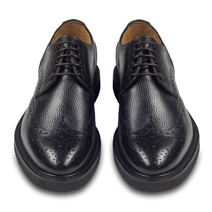 BRECOS – Italienischer Herren Schnür-Halbschuh im Budapester-Stil, schwarz, aus Kalbsleder mit ultraleichter Gummiprofilsohle. Handgefertigt und durchgenäht. Paarweise Ansicht von vorne.