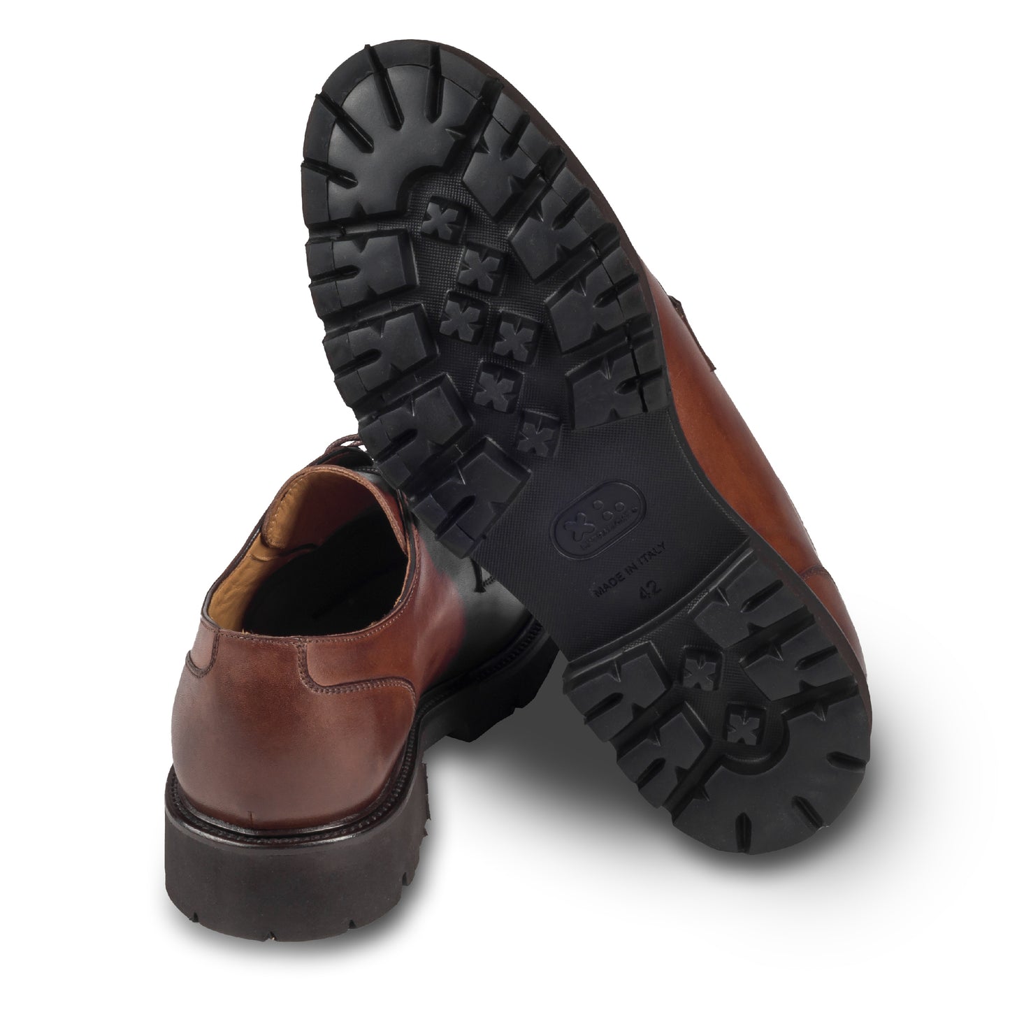 BRECOS – Italienischer Herren Schnür-Halbschuh in kastanien braun, aus Kalbsleder mit ultraleichter Gummiprofilsohle. Handgefertigt und durchgenäht. Ansicht der Ferse und Sohlenunterseite.