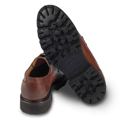 BRECOS – Italienischer Herren Schnür-Halbschuh in kastanien braun, aus Kalbsleder mit ultraleichter Gummiprofilsohle. Handgefertigt und durchgenäht. Ansicht der Ferse und Sohlenunterseite.