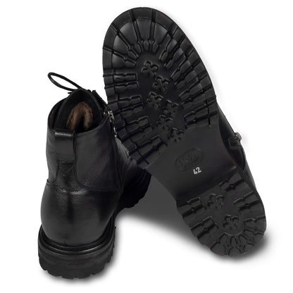 BRECOS - Italienische Herren Schnür-Stiefelette in schwarz mit Reißverschluß. Aus Kalbsleder und mit Lammfell gefüttert. Handgefertigt und durchgenäht. Ansicht der Ferse und Sohlenunterseite.