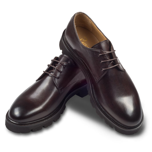 BRECOS Herren Schnür-Halbschuh aus Kalbsleder, dunkel braun. Mit ultraleichter Gummiprofil-Sohle. Handgefertigt und Durchgenäht. Schuhe paarweise überkreuzt aufgestellt. 