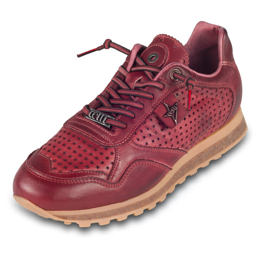 CETTI Herren Leder Sneaker in rot, Modell C-848 used tin bordeos. Perforiertes Leder, braune Gummisohle. Ansicht linker Schuh schräg