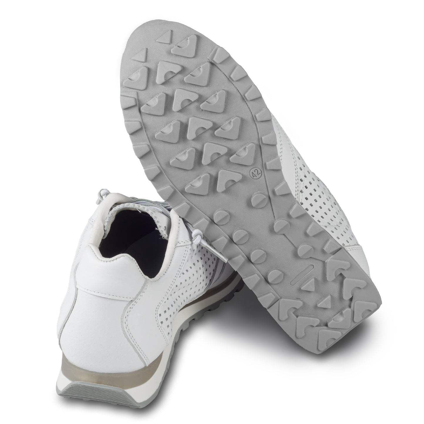 CETTI Herren Sommer Leder Sneaker, Modell „C848“ in weiß (nature bianco). Perforiertes Leder. Made in Spain. Ansicht der Ferse und Sohlenunterseite. 