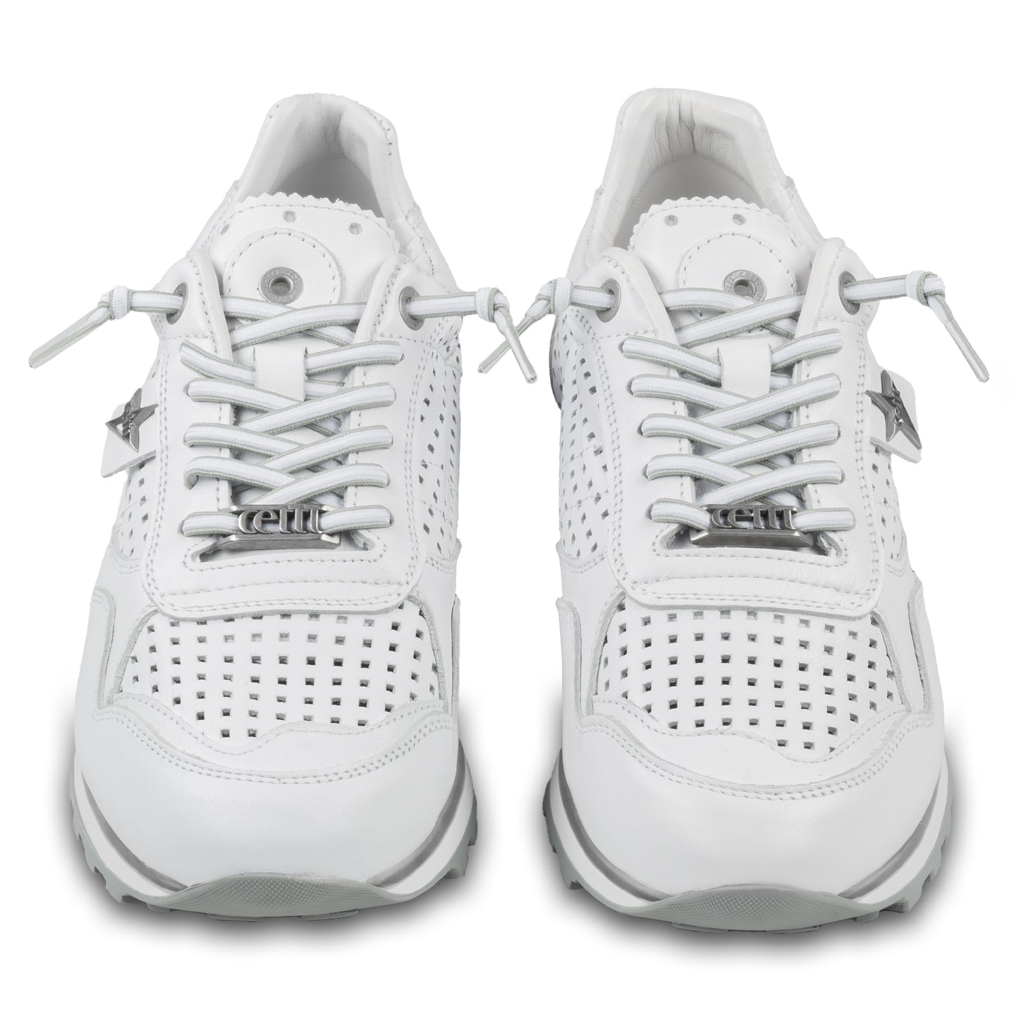 CETTI Herren Leder Sneaker, Modell „C848“ in weiß (nature blanco), Made in Spain. Ansicht der Ferse und Sohlenunterseite. Paarweise Ansicht von vorne.  