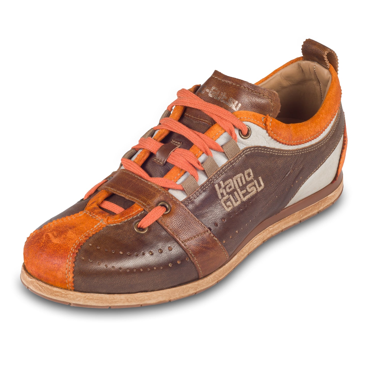 KAMO-GUTSU Herren Leder Sneaker, braun / orange. Retro-Optik stone-washed. Modell TIFO-017 arancio taupe. Handgefertigt in Italien. Schräge Ansicht linker Schuh.