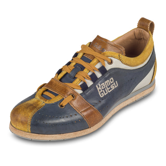 KAMO-GUTSU Herren Leder Sneaker dunkelblau / gelb, stone-washed. Modell TIFO-017 ocra + notte. Handgefertigt in Italien. Schräge Ansicht linker Schuh.