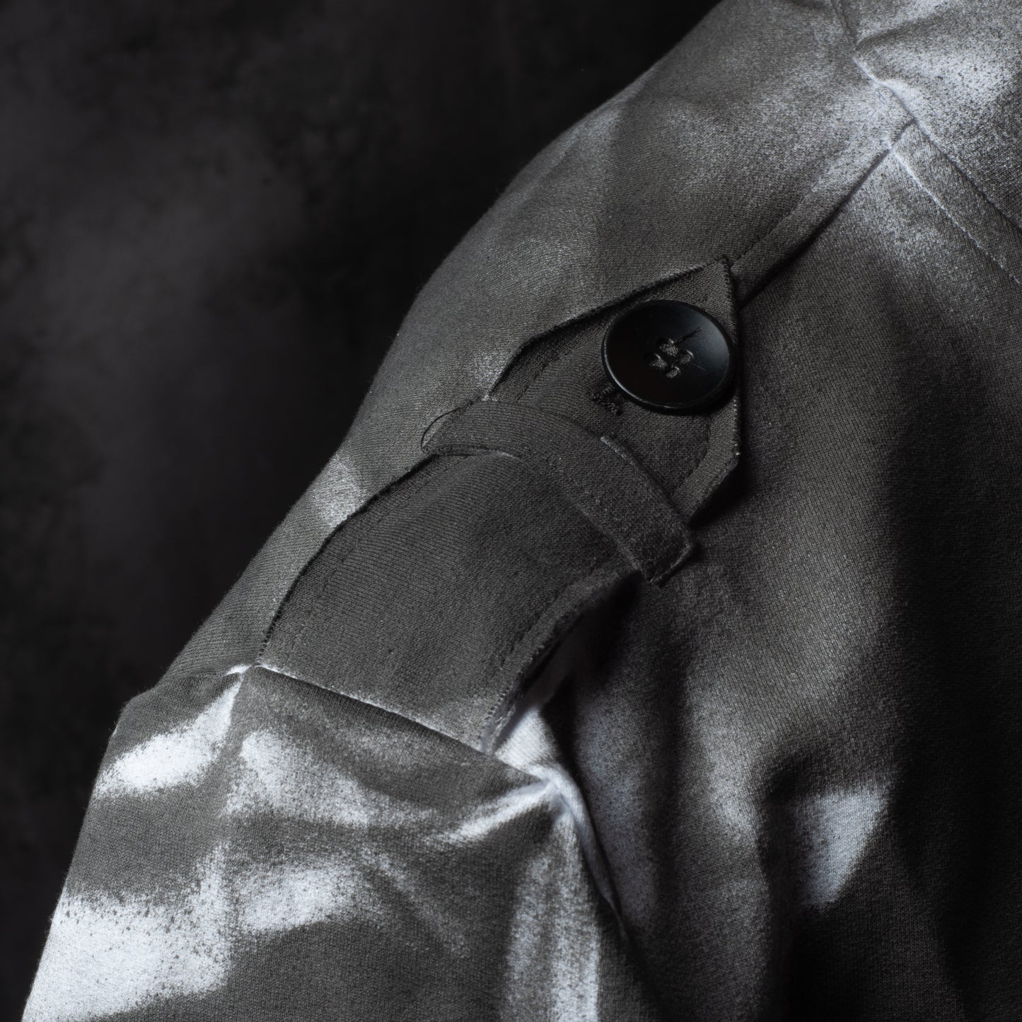 KARL MOMMOO Italienisches Herren-Sakko, grau Airbrush-Design, Baumwolle. Ansicht Schulterdetails