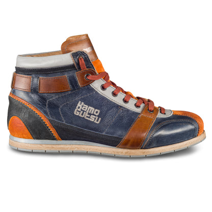 Kamo-Gutsu Sneaker-Stiefel Herren in blau mit orange und braun (TIFO-112 arancio blu). Aus Kalbsleder stonewashed. Handgefertigt Made in Italy. Schräge Ansicht Außenseite rechter Schuh.