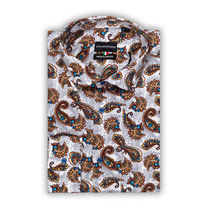 Italienisches Designer Langarm Herren-Hemd von KARL MOMMOO mit Paisley-Muster, weiß mit blau/braun/grau. Aus Baumwolle mit Elasthan in der Modern Fit Passform. Gefertigt in Italien. Ansicht gefaltetes Hemd.