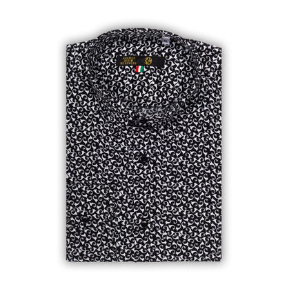 Italienisches Designer Langarm Herren-Hemd von KARL MOMMOO schwarz/weiß gemustert. Aus  Baumwolle mit Elasthan in der Modern Fit Passform. Gefertigt in Italien. Ansicht gefaltetes Hemd.