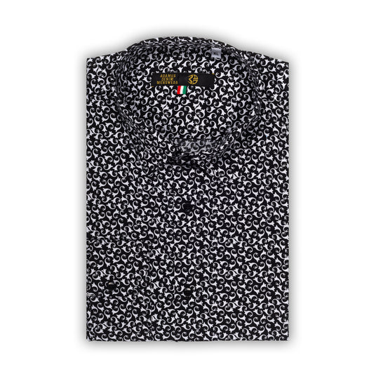 Italienisches Designer Langarm Herren-Hemd von KARL MOMMOO schwarz/weiß gemustert. Aus  Baumwolle mit Elasthan in der Modern Fit Passform. Gefertigt in Italien. Ansicht gefaltetes Hemd.