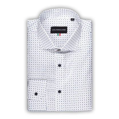 Italienisches Designer Langarm Herren-Hemd von KARL MOMMOO in weiß mit feinem dunkelblauem Muster. Aus Baumwolle mit Elasthan in der Modern Fit Passform. Gefertigt in Italien. Ansicht gefaltetes Hemd.