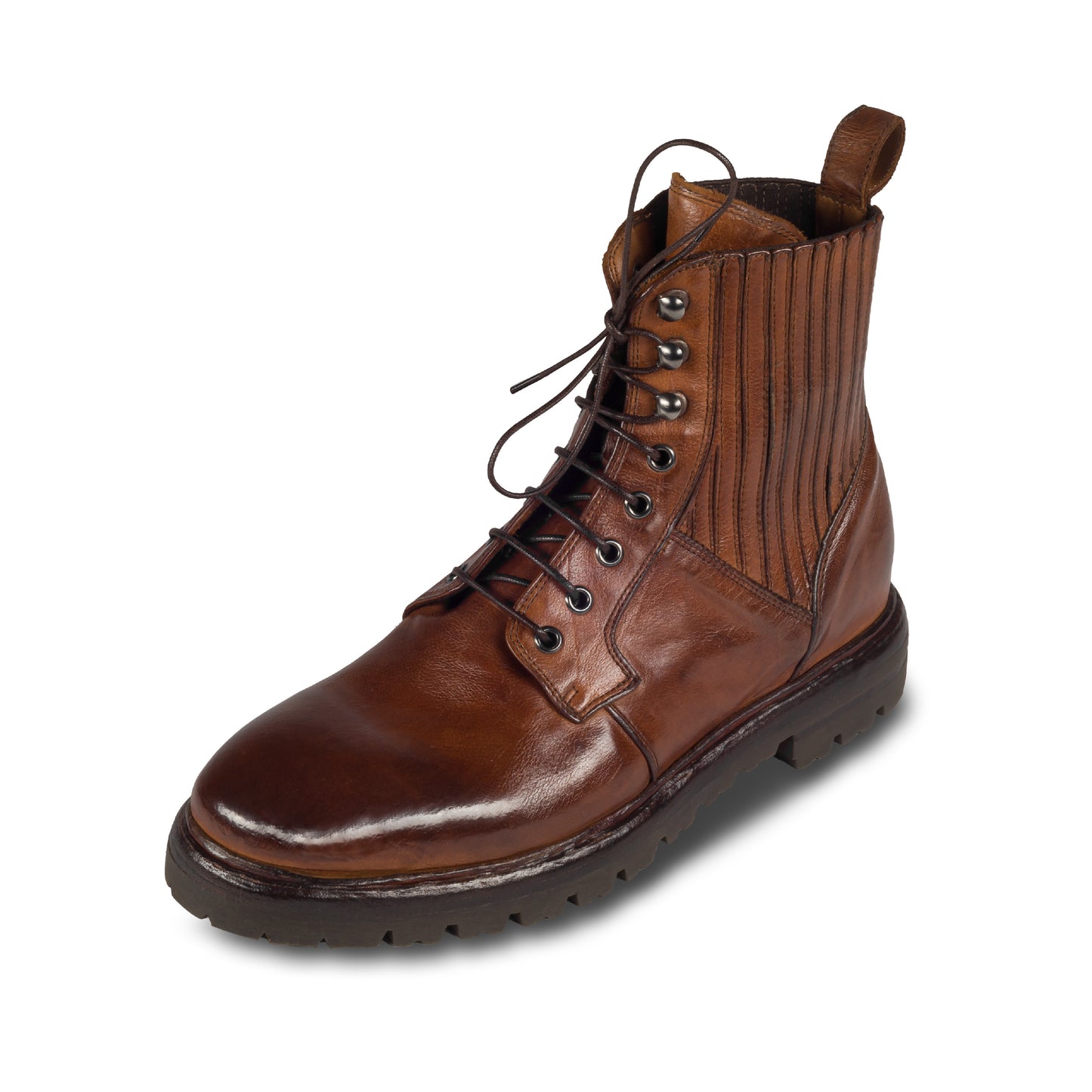 LEMARGO – Italienische Herren Schnürboots in cognac braun, mit elastischem Schaft. Aus Kalbsleder mit Gummi-Profilsohle. Handgefertigt und durchgenäht. Schräge Ansicht linker Schuh.