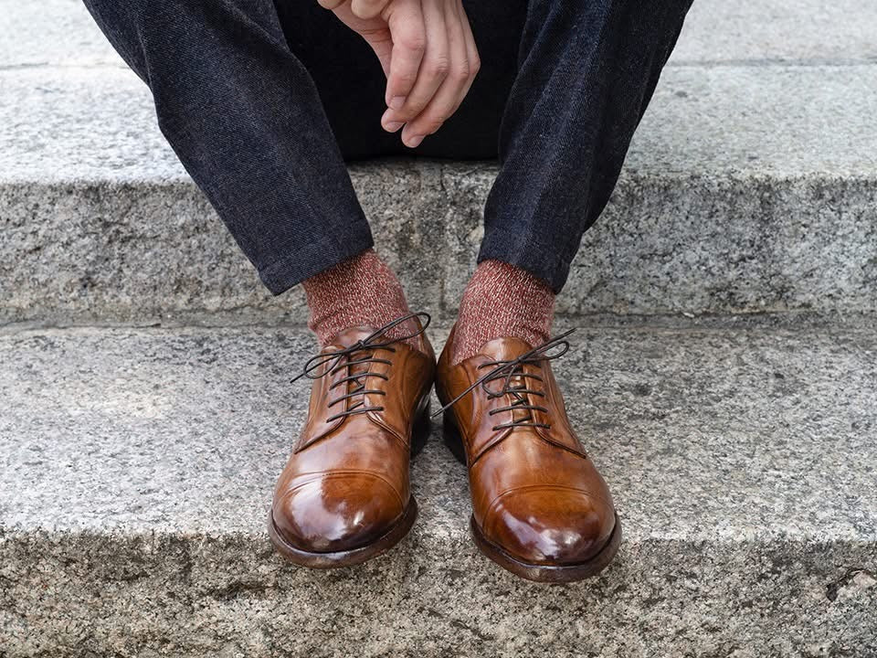 LEMARGO Herren Schnür-Halbschuh, Kalbsleder stonewashed, cognak braun. Handgefertigt und Durchgenäht. Angezogene Ansicht an Herren ab Knieabwärts.