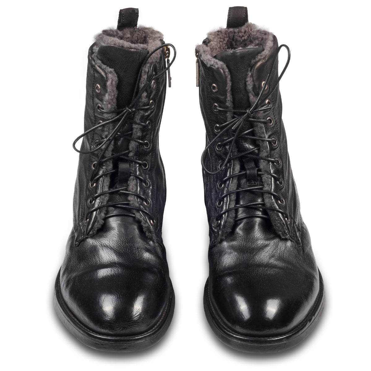 LEMARGO Herren Schnür-Boots in schwarz mit Lammfell. Kalbsleder im stone-washed-Verfahren auf used-Look bearbeitet. Mit Reißverschluß. Handgefertigt und Durchgenäht. Paarweise Ansicht von vorne.
