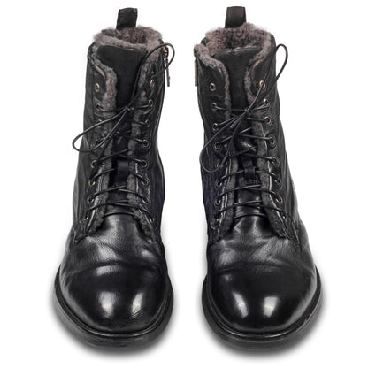 LEMARGO Herren Schnür-Boots in schwarz mit Lammfell. Kalbsleder im stone-washed-Verfahren auf used-Look bearbeitet. Mit Reißverschluß. Handgefertigt und Durchgenäht. Paarweise Ansicht von vorne.