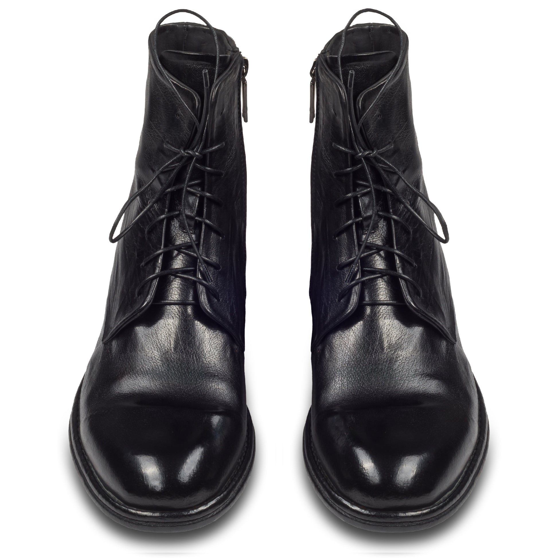 LEMARGO Herren Schnür-Boots in schwarz. Kalbsleder im stone-washed-Verfahren auf used-Look bearbeitet. Mit Reißverschluß. Handgefertigt und Durchgenäht. Paarweise Ansicht von vorne.