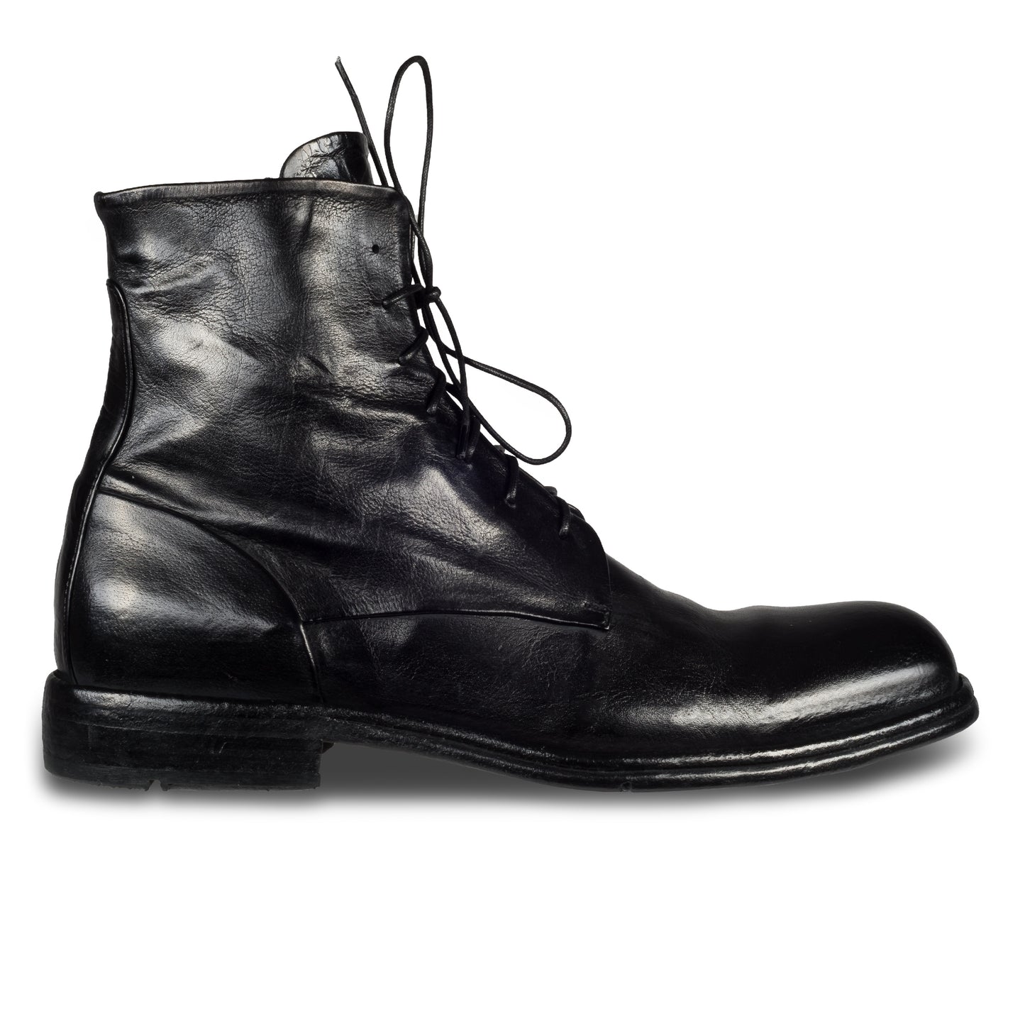 LEMARGO Herren Schnür-Boots in schwarz. Kalbsleder im stone-washed-Verfahren auf used-Look bearbeitet. Mit Reißverschluß. Handgefertigt und Durchgenäht. Ansicht rechter Schuh Außenseite.