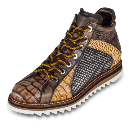 LORENZI Herren Sneaker-Stiefel / High-Top, in braun mit schwarz/weiß. In Reptiloptik und mit raffinierter Prägung und Stempelfärbung. Mit Lammfelll und Reißverschluß. Handgefertigt in Italien. Schräge Ansicht linker Schuh, Schnürsenkel gelb/braun.