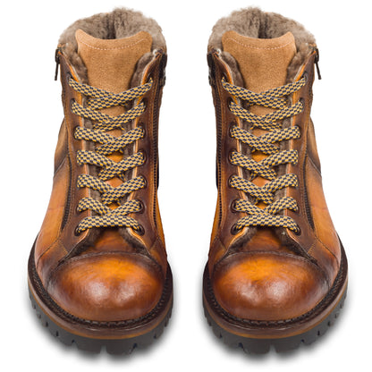 LORENZI Herren Schnür-Boots aus Kalbsleder mit Lammfell in verschiedenen Braun-Tönen. stone-washed. Mit Reißverschluß. Handgefertigt und Durchgenäht. Paarweise Ansicht von vorne