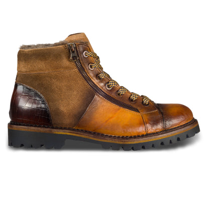 LORENZI Herren Schnür-Boots mit Lammfell, aus Büffel-Leder im stone-washed-Verfahren auf used-Look bearbeitet. In dunkel braun mit Reißverschluß. Handgefertigt und Durchgenäht. Ansicht der Außenseite rechter Schuh