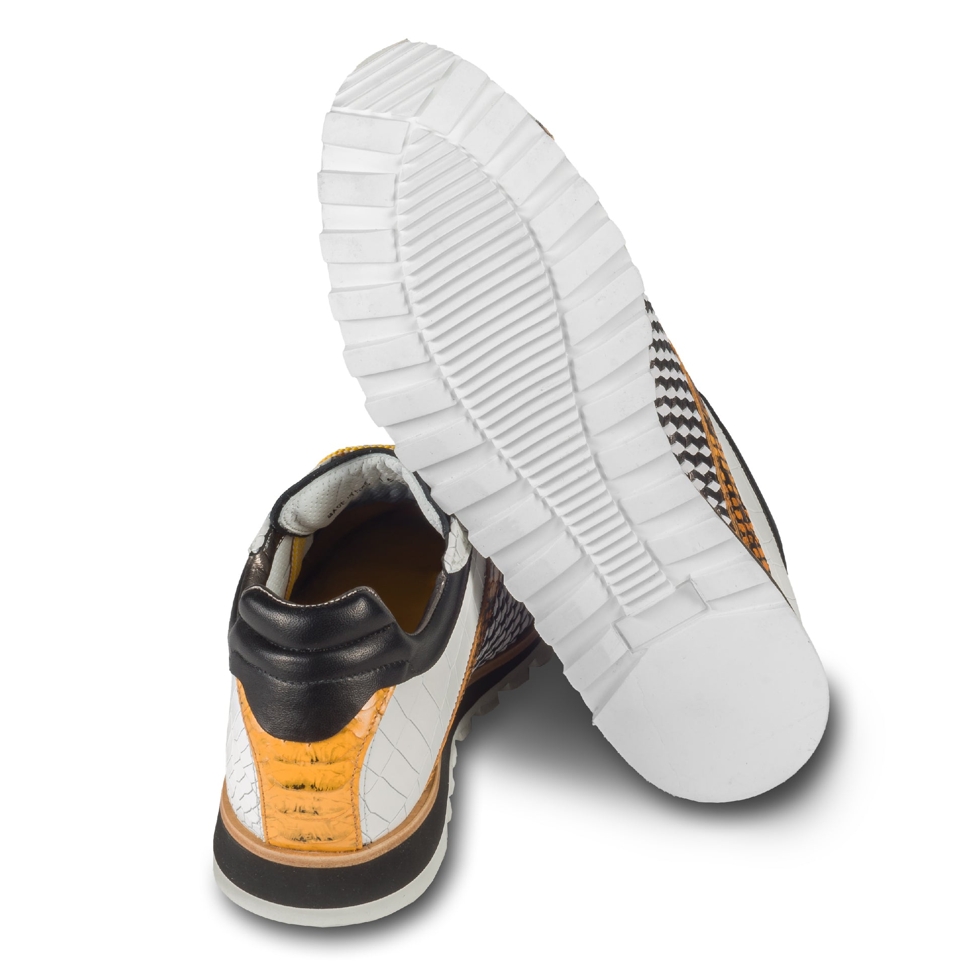 Lorenzi Herren Sneaker aus gelbem Kalbsleder mit Reptil-Prägung und schwarz/weißem Flechtleder. Handgefertigt und Durchgenäht. Paarweise Ansicht von vorne.  