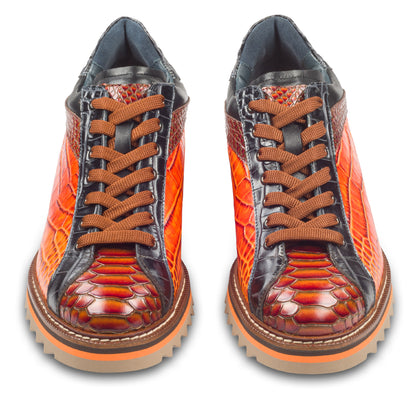 LORENZI Sneaker Herren in orange mit braun und schwarz, in Reptiloptik. Aus Kalbsleder. Handgefertigt & Durchgenäht. Made in Italy. Paarweise Ansicht von vorne.