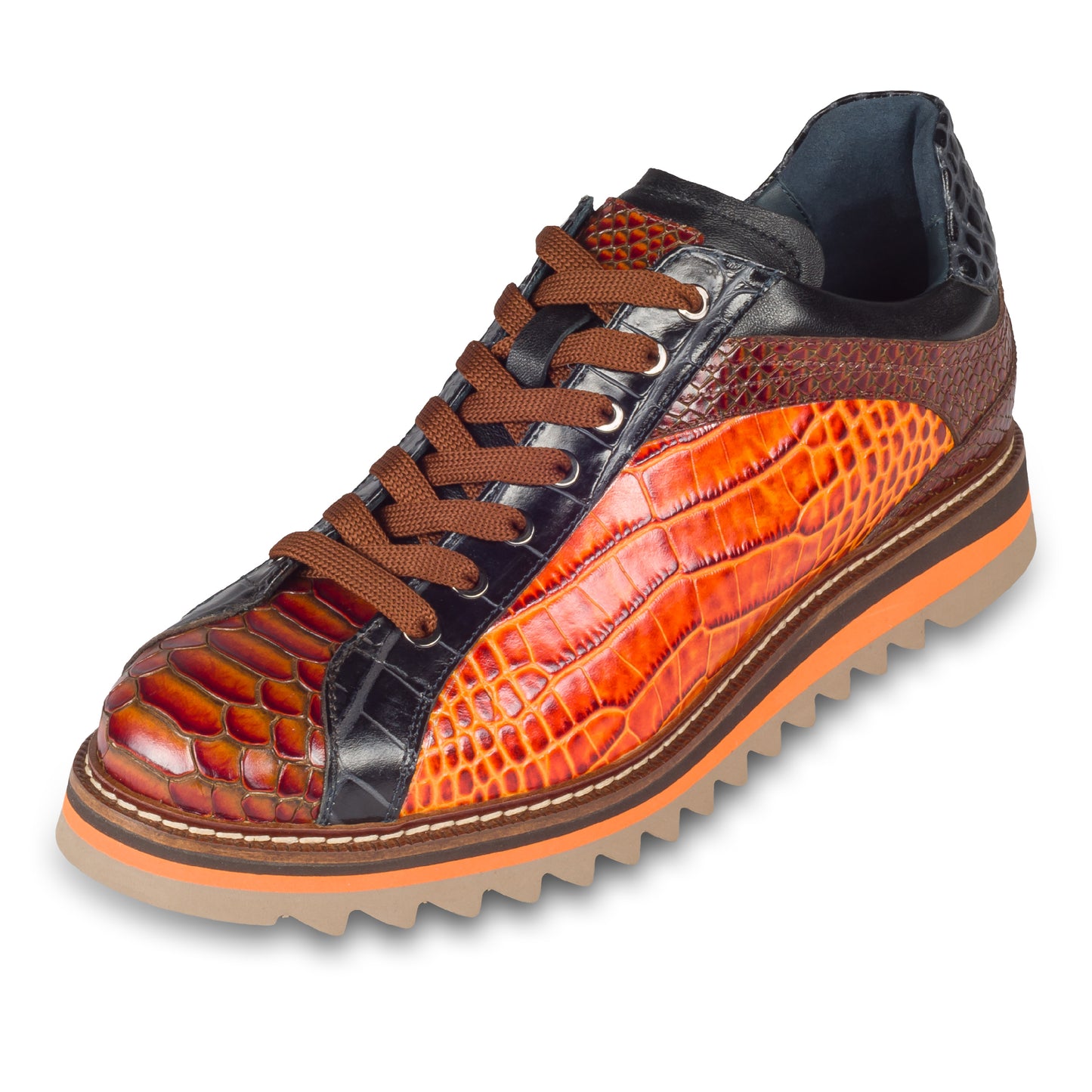 LORENZI Sneaker Herren in orange mit braun und schwarz, in Reptiloptik. Aus Kalbsleder. Handgefertigt & Durchgenäht. Made in Italy. Schräge Ansicht linker Schuh.