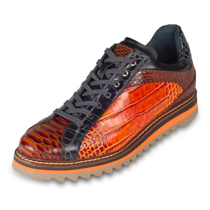 LORENZI Sneaker Herren in orange mit braun und schwarz, in Reptiloptik. Aus Kalbsleder. Handgefertigt & Durchgenäht. Made in Italy. Schräge Ansicht linker Schuh. Graue Schnürsenkel.