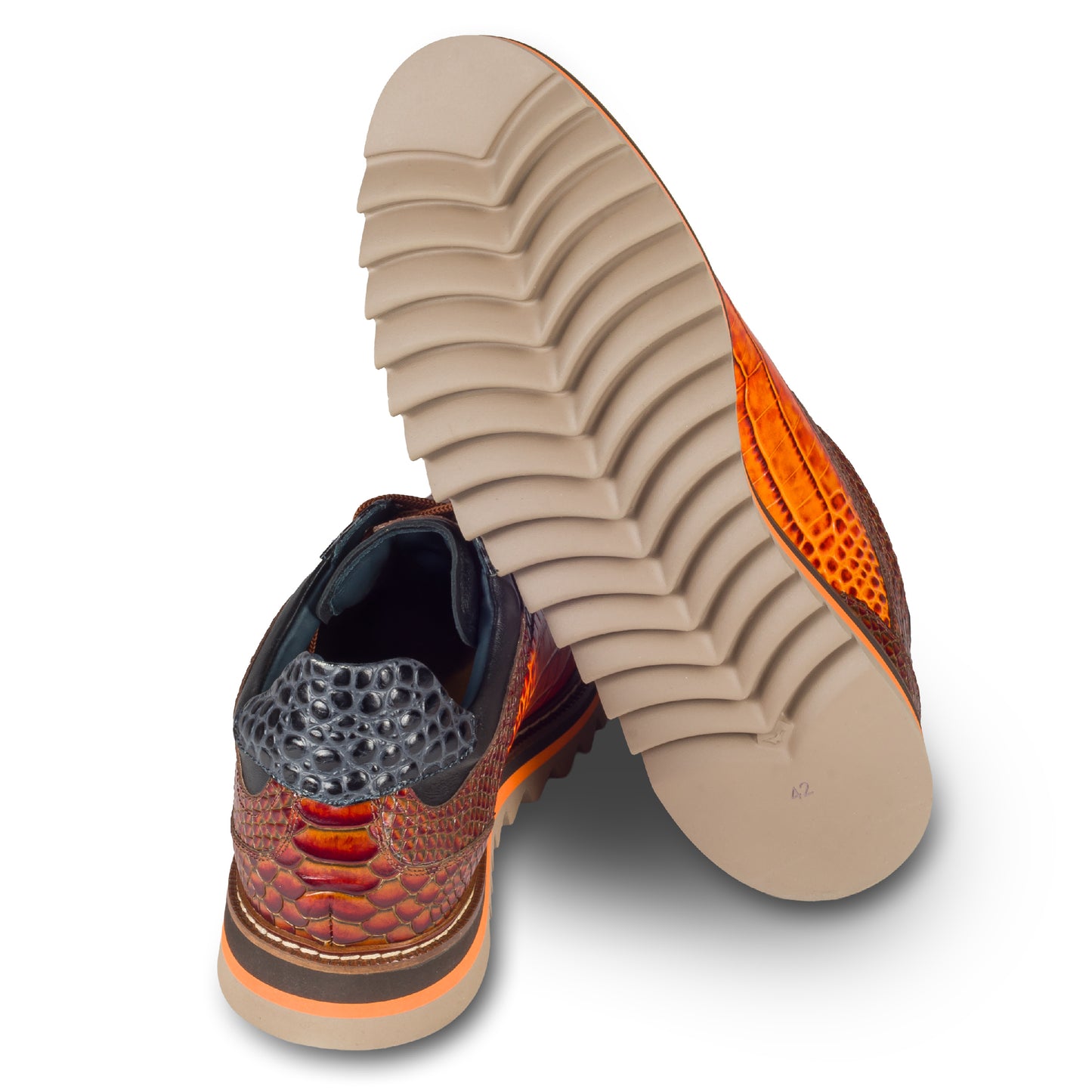 LORENZI Sneaker Herren in orange mit braun und schwarz, in Reptiloptik. Aus Kalbsleder. Handgefertigt & Durchgenäht. Made in Italy. Ansicht Ferse und Sohlenunterseite.