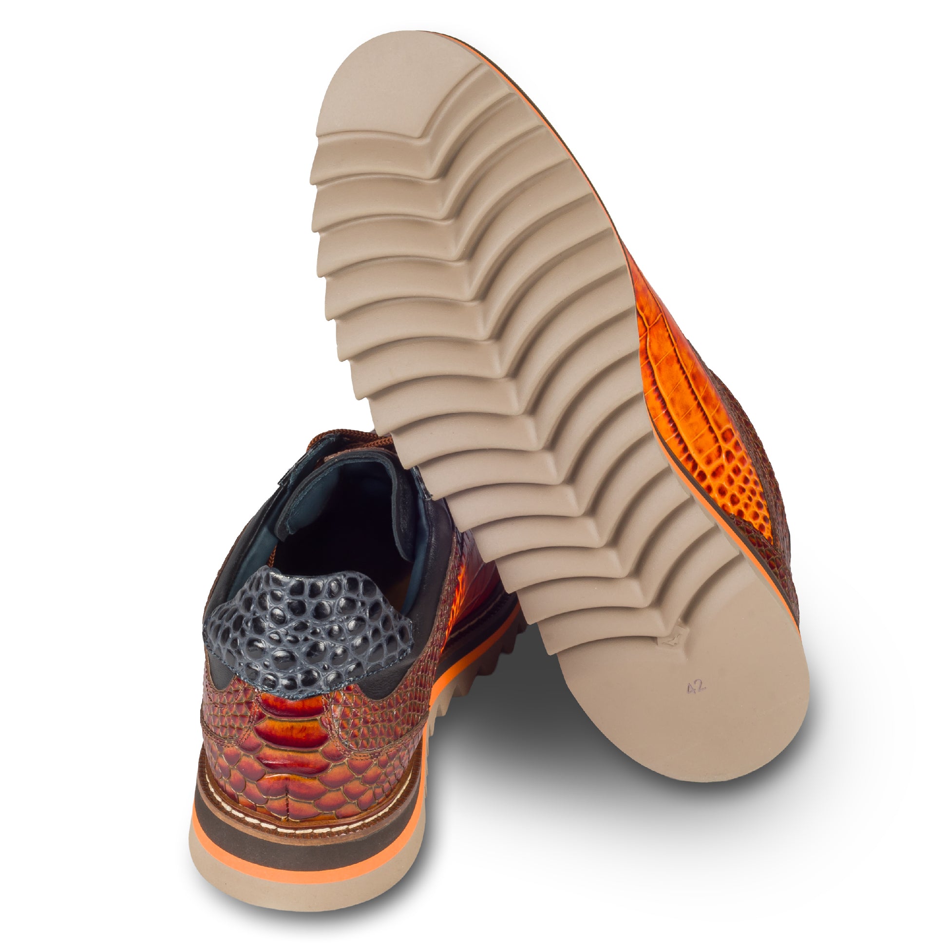 LORENZI Sneaker Herren in orange mit braun und schwarz, in Reptiloptik. Aus Kalbsleder. Handgefertigt & Durchgenäht. Made in Italy. Ansicht Ferse und Sohlenunterseite.