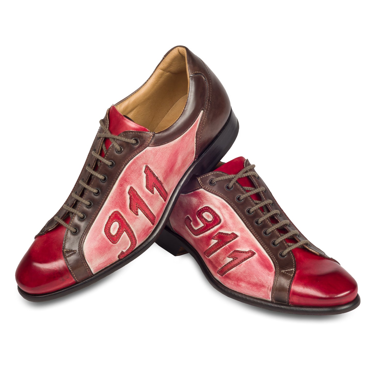 Francesco Benigno – Extravaganter italienischer Herren Schnürschuh mit den Ziffern "911" in Lederbuchstaben seitlich aufgenäht. Komplett von Hand gefärbt und durchgenäht. Braunes und rotes Glattleder kombiniert mit handgefinishtem Seitenteil. Ansicht paarweise überkreuzt.