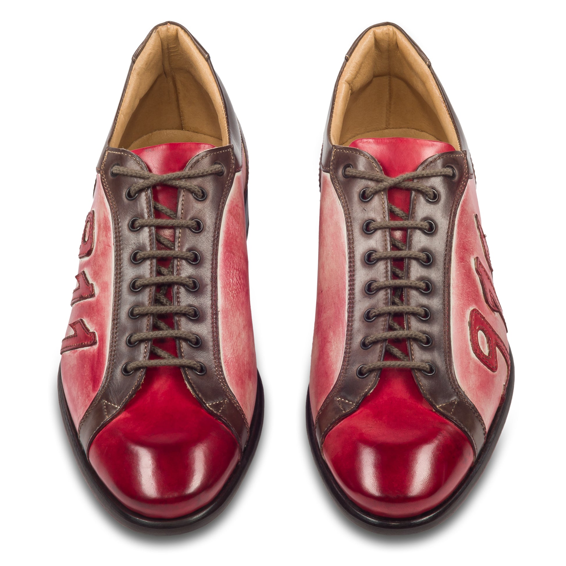 Francesco Benigno – Extravaganter italienischer Herren Schnürschuh mit den Ziffern "911" in Lederbuchstaben seitlich aufgenäht. Komplett von Hand gefärbt und durchgenäht. Braunes und rotes Glattleder kombiniert mit handgefinishtem Seitenteil. Ansicht paarweise Draufsicht