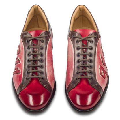 Francesco Benigno – Extravaganter italienischer Herren Schnürschuh mit den Ziffern "911" in Lederbuchstaben seitlich aufgenäht. Komplett von Hand gefärbt und durchgenäht. Braunes und rotes Glattleder kombiniert mit handgefinishtem Seitenteil. Ansicht paarweise Draufsicht