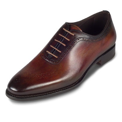 Harris Herren Anzugschuhe / Schnür-Halbschuhe, braun mit handgefärbter Patina und dezenter Brogue-Verzierung. Made in Italy. Durchgenäht. Schräge Außenseite linker Schuh. 