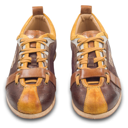 Kamo-Gutsu Sneaker Herren in braun mit gelb (TIFO-017 ocra legno). Aus Kalbsleder / Wildleder stonewashed. Handgefertigt Made in Italy. Paarweise Ansicht von vorne.