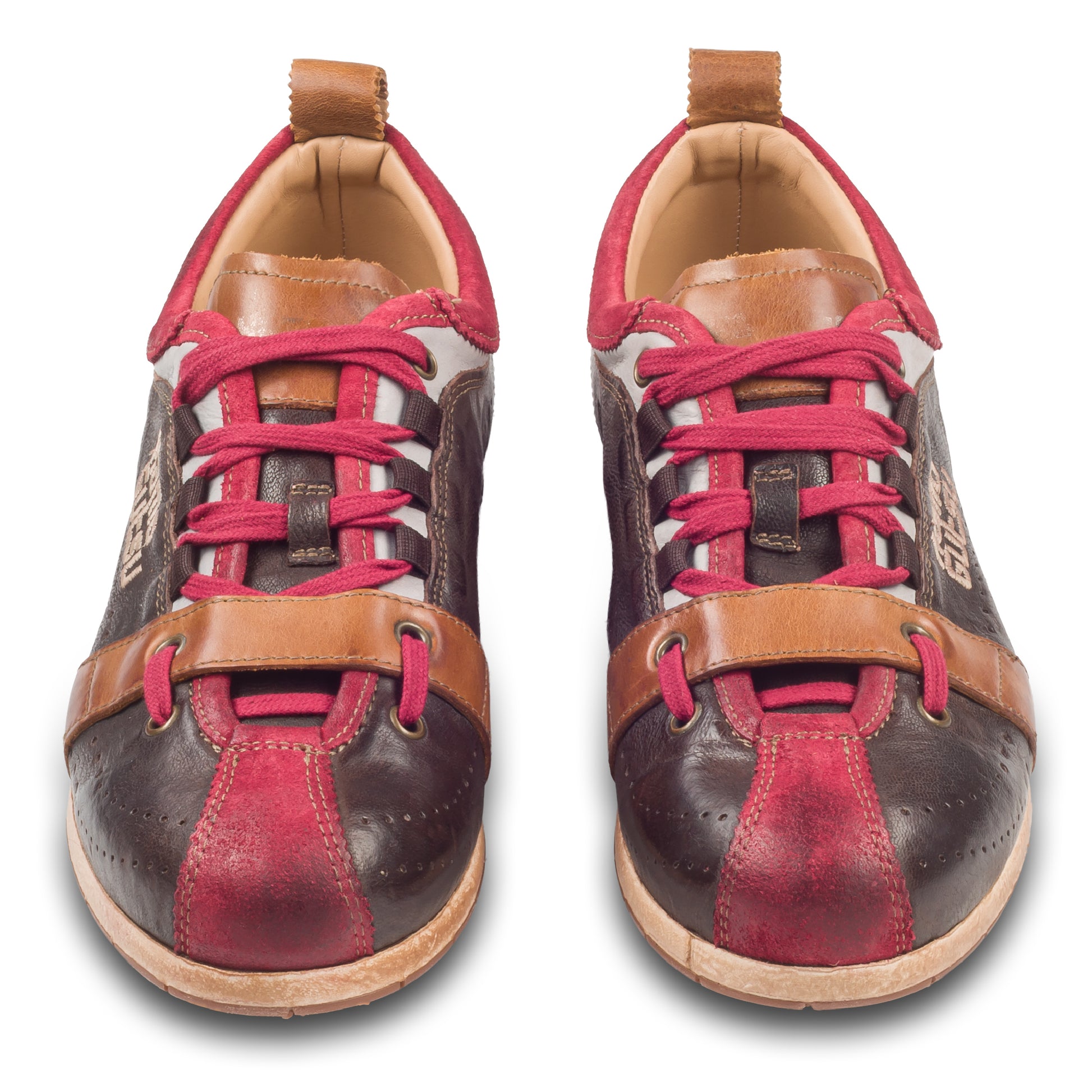 Kamo-Gutsu Sneaker Herren in braun mit rot (TIFO-017 sangue testa di moro). Aus Kalbsleder / Wildleder stonewashed. Handgefertigt Made in Italy. Paarweise Ansicht von vorne.