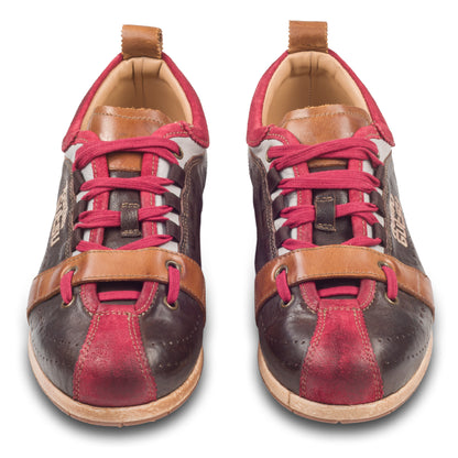 Kamo-Gutsu Sneaker Herren in braun mit rot (TIFO-017 sangue testa di moro). Aus Kalbsleder / Wildleder stonewashed. Handgefertigt Made in Italy. Paarweise Ansicht von vorne.