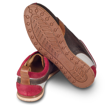 Kamo-Gutsu Sneaker Herren in braun mit rot (TIFO-017 sangue testa di moro). Aus Kalbsleder / Wildleder stonewashed. Handgefertigt Made in Italy. Ansicht Ferse und Sohlenunterseite.