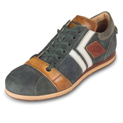 Kamo-Gutsu Sneaker Herren in grün mit braun und weiß (TIFO-030 cancun green). Aus Kalbsleder / Wildleder stonewashed. Handgefertigt Made in Italy. Schräge Ansicht linker Schuh.