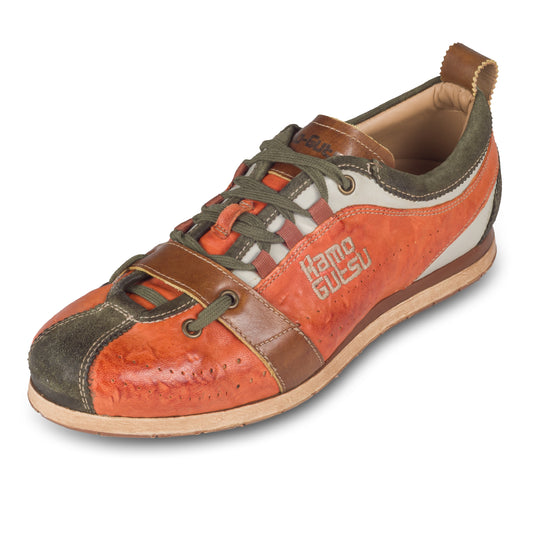 Kamo-Gutsu Sneaker Herren in orange mit grün und braun (TIFO-017 bosco siena). Aus Kalbsleder / Wildleder stonewashed. Handgefertigt Made in Italy. Schräge Ansicht linker Schuh.