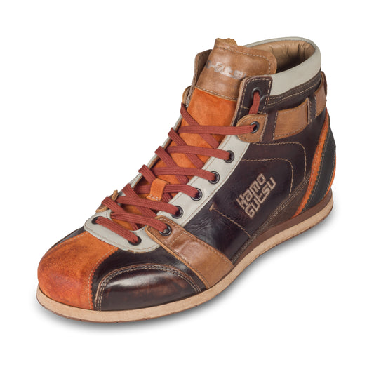 Kamo-Gutsu Sneaker-Stiefel Herren in braun mit orange  (TIFO-112 arancio caffe). Aus Kalbsleder stonewashed. Handgefertigt Made in Italy. Schräge Ansicht linker Schuh.