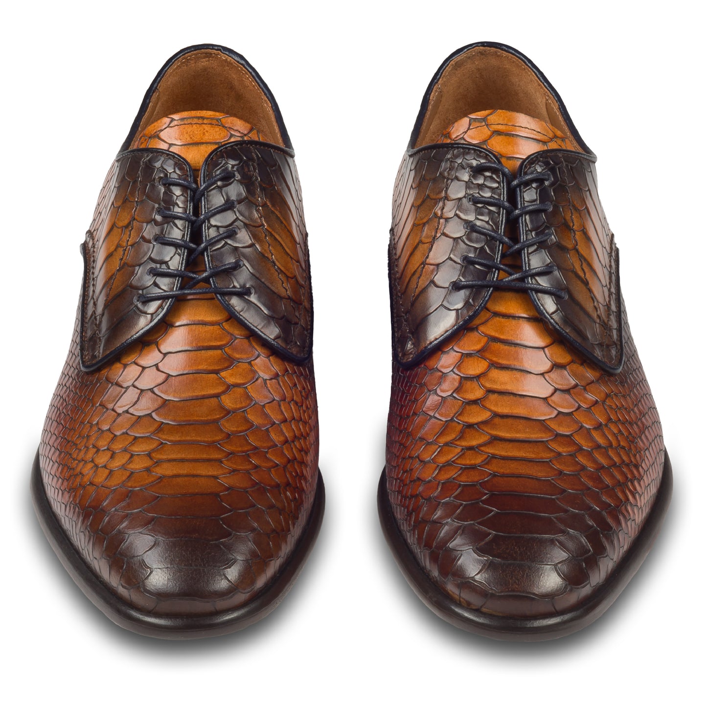 LORENZI Herren Halbschuhe cognac braun, Kalbsleder mit Krokoprägung. Handgefertigt und durchgenäht in Italien. Paarweise Ansicht von vorne.  